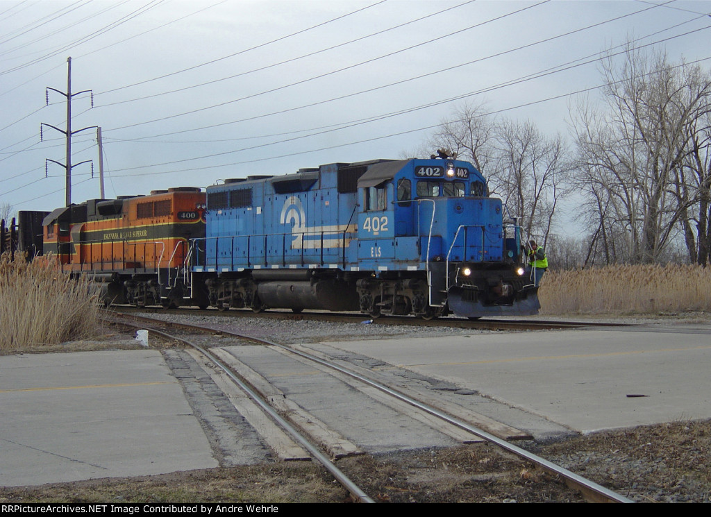 ELS 402 as the conductor gets off to line the yard switch